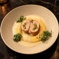 Баллотин из курицы с овощами и молочно-кокосовой эмульсией заказать доставку ROJO ресторан Алматы